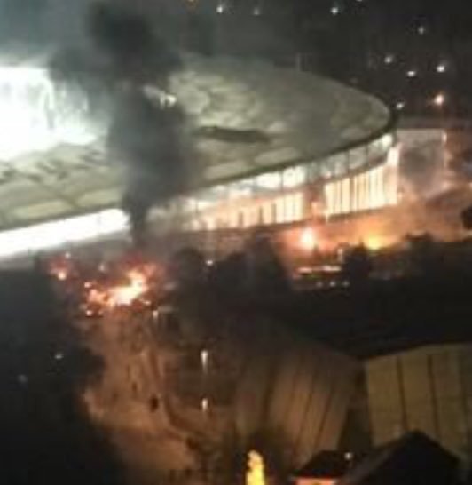 国外网友发布的事发现场图。