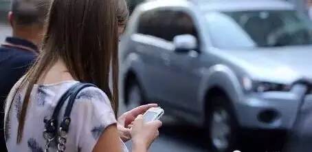 但是如果不幸遇到被抢的人会这一招,也就是蹲下降低重心,后力太大,有时也没辙。