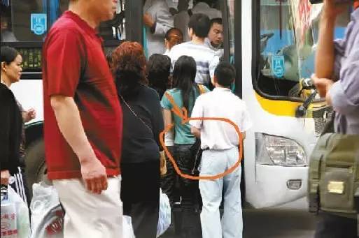 我在公交车上惯用的伎俩是利用围巾、挎包或者借车颠簸之际来掩护我的作案动作。