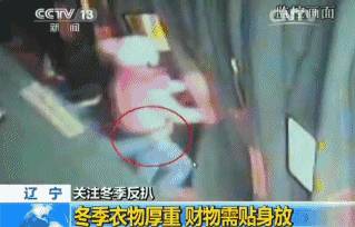 冬天很多商场都喜欢在门口装上厚厚的帘子,“猎物”经过帘子时就是我作案那一刻,你绝对不会察觉!还有就是商场超市的手扶电梯,也是我喜欢的作案地点。