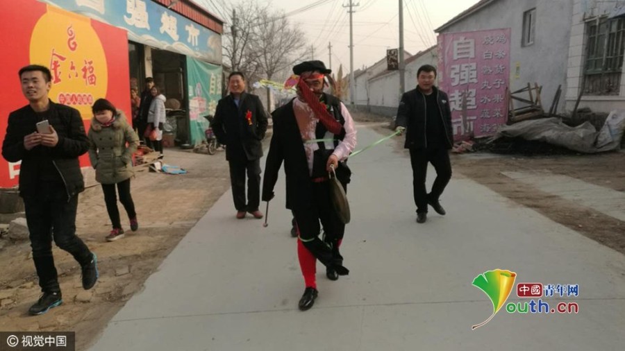 据了解,在山东沾化婚闹中以闹新郎为主,最常见的是把新郎用胶带绑在