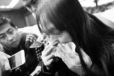 受害人的姐姐在庭审前接受记者采访时泣不成声。