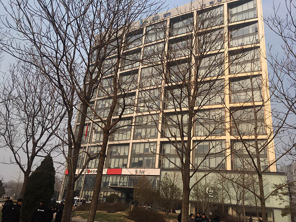 据悉,这是该公司第三次到乐视大厦前”讨债”。11月底,该公司第二次到乐视大厦前讨债。当时,乐视承诺分两次付清欠款。据称是天津泓福瑞讨债员工的现场人士介绍,乐视在上一次该公司上门讨债的第二天支付了第一笔款,但承诺在12月9日支付的第二笔款项却没有如期到账。据称是天津泓福瑞员工的人员现场展示的一块“讨债”说明牌显示,这笔欠款为2139256元。