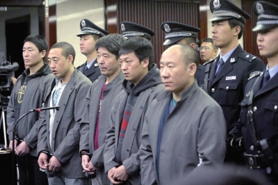 昨天，吉某等5人在法庭受审。京华时报记者欧阳晓菲摄