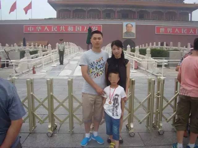 来到邱宏涛的老家前,丁赟把所有能想到的困难都想了一遍,觉得自己肯定能应对。她要上山打柴、割草,手上经常拉出血口子;用柴火灶做饭、煮猪食,烟熏得满脸是灰、满眼是泪。丁赟从来没种过田,插半亩水稻秧,别人只要两三个小时,她却要一两天。更大的困难是在怀孕期间。丁赟拖着笨拙的身体下地干活,在家做饭、洗衣、喂猪。