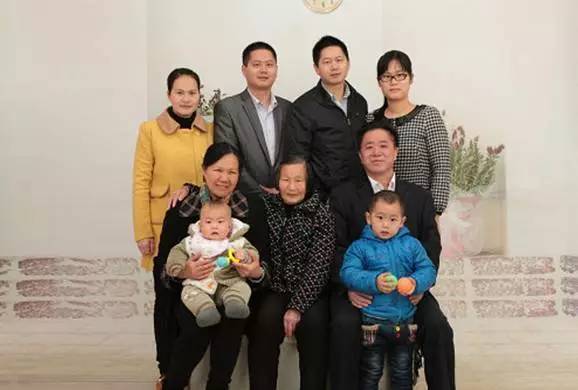 兰华雄夫妇共同热心公益、助人为乐,免费赠送种子帮助1200多个困难户,为他们免费提供技术指导。