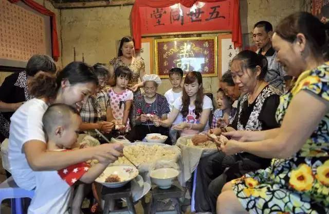 提起五世同堂大家庭的“黄氏家风”,村邻们有目共睹,个个为之称道。“以孝为首,克勤克俭,忠厚传家”的祖训,儿孙们镌刻在心,永世不忘。祖传的《黄氏家训》,不仅勉励子孙后代秉持忠孝,还要有文德、懂勤俭、要忍让、遵法度。