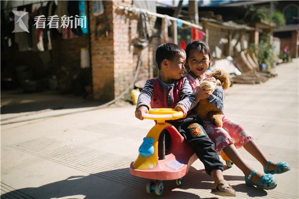 早晨割完胶的时候,是村子一天中最为恬适的时刻。阳光拨开了浓厚的山雾,洒在孩子的脸上。放纵、悔恨、心碎、原谅,交替在村中上演。毒品的阴霾彻底褪去,仍然需要时间。