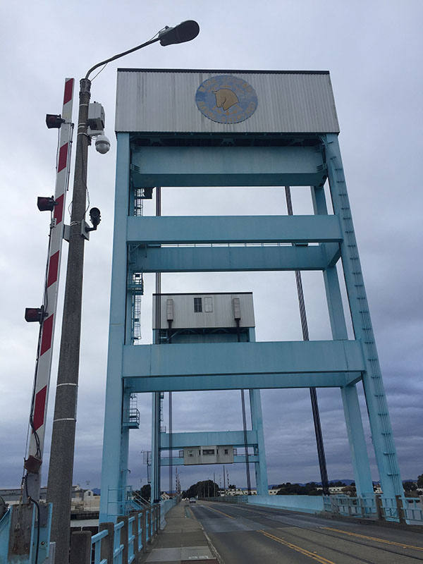 跨过字迹斑驳地印着“马雷岛海军造船厂”的蓝色小桥,下了桥往北转就能看到昔日海军造船厂的遗址。 澎湃新闻记者 刘莉 图