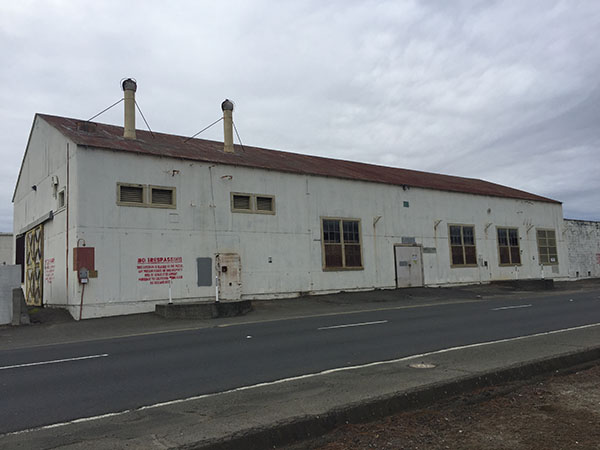 美国海军废弃的大楼和仓库。 澎湃新闻记者 刘莉 图