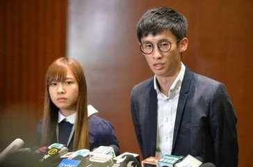 【环球时报综合报道】香港“青年新政”成员梁颂恒及游蕙祯被取消议员资格后,立法会行政管理委员会(行管会)决定全数追回两人议员酬金及办事处预支营运开支,共186万港元。19日限期已到,但梁游不但不还钱,反指金额不合理。
