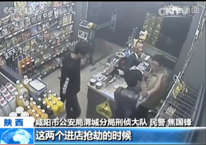 就在店内保安高先生和嫌疑人打的不可开交的时候，超市内走进了一名男性顾客。看到店内打斗的场景之后，这名顾客开始有些迟疑。而让人吃惊的是，正在收银台内翻找财务的嫌疑人在看到有人进店之后并没有丝毫的收敛。