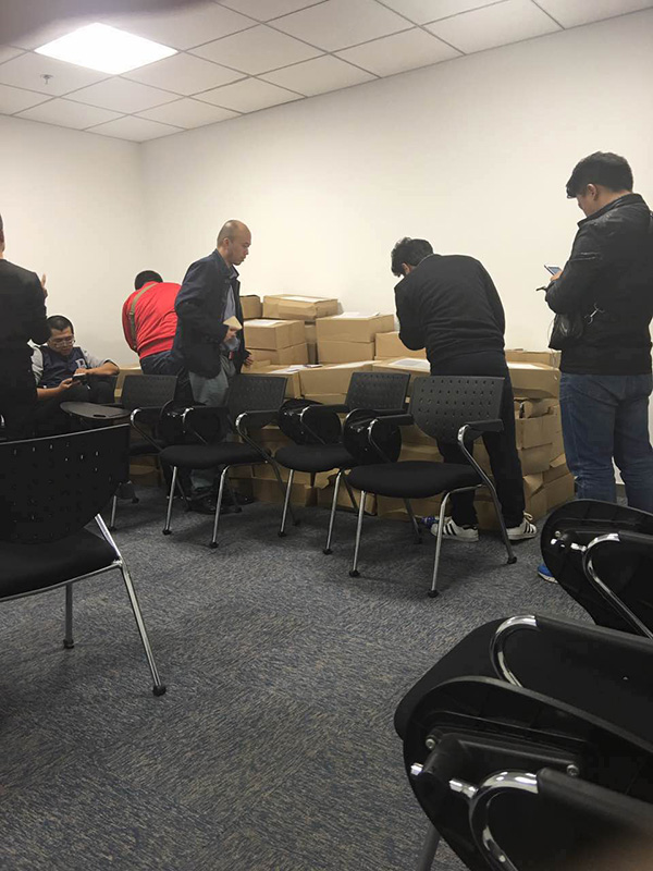 会议室中堆积的诉讼材料。