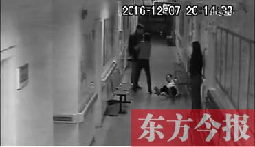 12月7日晚，许昌市人民医院，许昌市科技馆馆长邢景峰（黑衣男）疑因不满诊疗服务，将医生罗某打倒在地