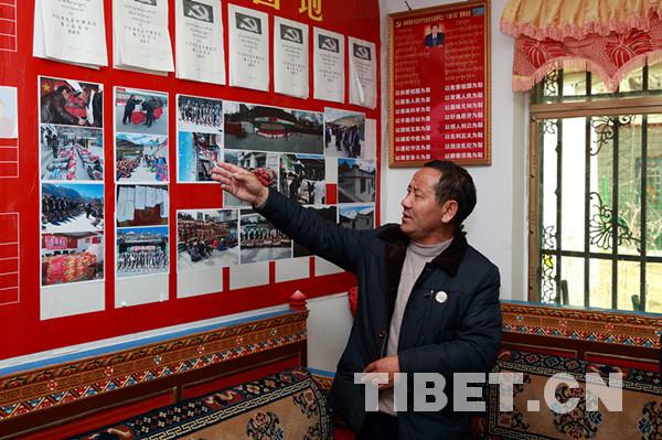 次仁特金向记者介绍帮扶贫困群众的事例。摄影:陈卫国