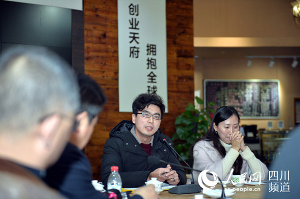 12月23日晚，在成都蓉创茶馆，参与座谈的网友纷纷发表对雾霾治理的意见和建议。（王红强 摄）