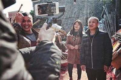 ־ǿŮԼܵһ˵ЦԱһý㡣