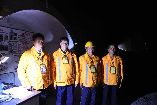 邓山隧道看守工人廖成根(左一)、韦吉叁(左二)、尹彩文(右二)、梁志辉在邓山隧道内合影(12月6日摄)。