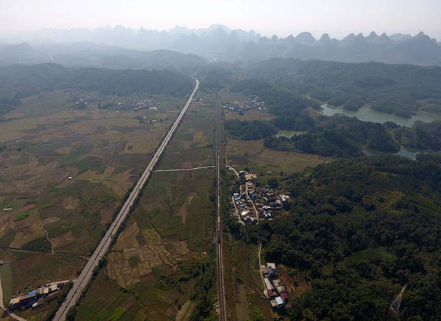 这是12月6日航拍的邓山隧道周边环境。