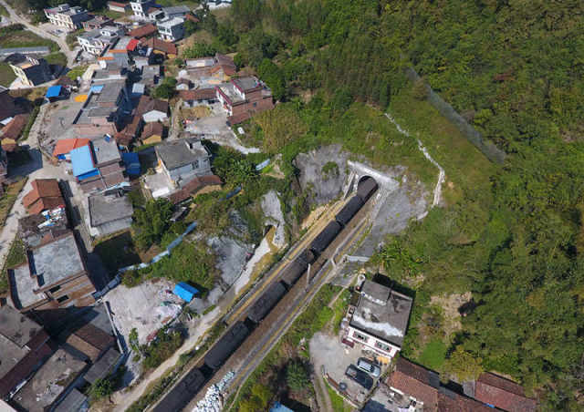 一列火车驶入邓山隧道(12月6日摄)。