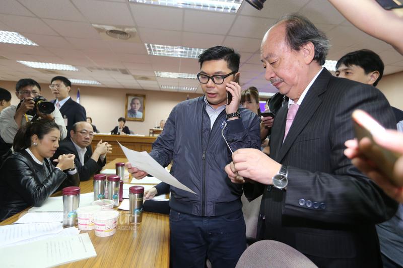 民进党总召柯建铭（右）在会议现场