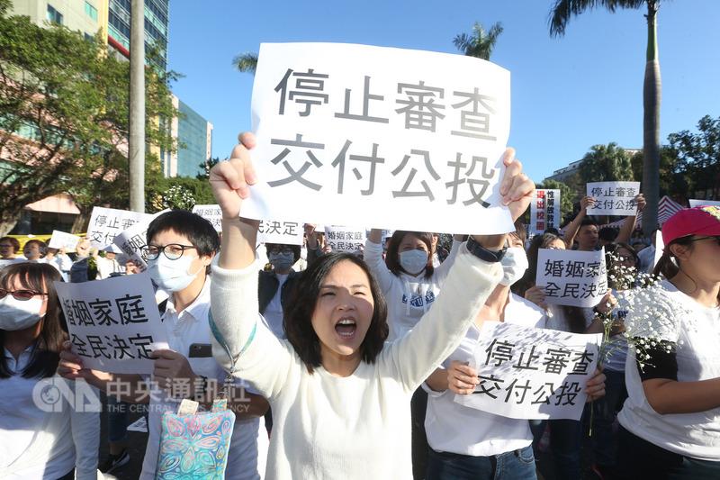 民众在“立法院”外聚集表达抗议