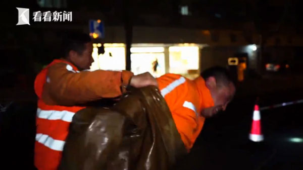 当我把衣服全部穿好,身边的倪师傅已经一切准备就绪。除了潜水服加身,脖子上还挂上了50斤重的铁块。