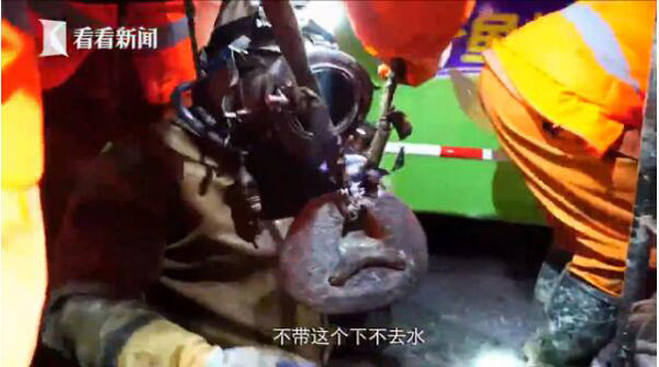 上海城市蛙人:水下工作脏累危险后继无人 月薪过万住工棚