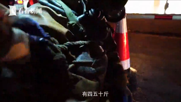 原本瘦小的倪师傅一下子增重到了200多斤。这铁块是为了让人潜入到深水之中,不受浮力的阻碍。这还只是轻装,若是重装,听说光是衣服就要80多斤,全上海这样的潜水员屈指可数。