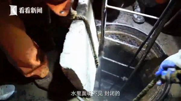 临近下水,有位师傅贴心地对我说:“头盔就不给你戴了,因为一旦戴上头盔,你跟外界隔绝,任何人跟你说话,你都会听不到。尤其你到了泵底,那里漆黑一片,如果戴上头盔,在这样一个封闭的环境里,你心中会产生恐惧的。”