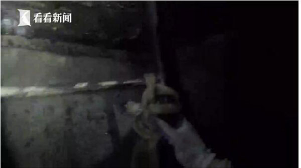 我低头往下,漆黑一片,双腿已经不听话地发起抖来。行进速度非常缓慢,但越是想快点到达越是有状况出现,只听到“噗通”一声,话筒接收器从摄像机里滑落跌了出去!小蜜蜂话筒光荣牺牲。