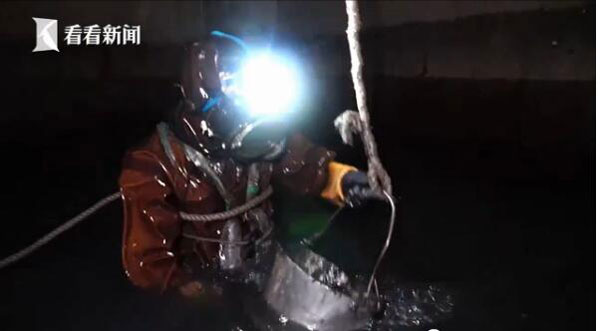 如果没有我带的机头灯光,泵站底下几乎是漆黑一片。如果不是为了拍摄,平常他们下窨井连灯都不带,因为即使有灯,在这样的水下也看不到什么。感觉上就像是落入了猎人所挖的陷阱里,周面是密不通风的墙,一种莫名的恐惧涌上心头,有古代水牢的既视感。