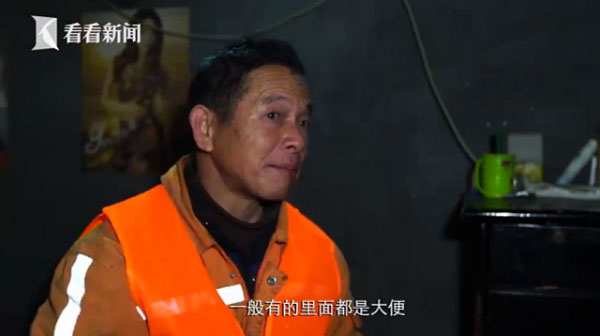 脱潜水服的时候更是让我狼狈不堪,橡胶贴在身上,很难脱下来。这已经不是费力了,简直是痛。两三个师傅围着我扯,让我忍不住惨叫,手臂上的汗毛都被扯了下来。旁边的倪师傅只是笑笑,这对他们来说已如家常便饭。