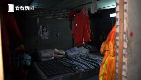 师傅们介绍,他们几乎每个人都把十几万的工资寄回了老家,盖房的盖房,供孩子的供孩子。倪师傅的女儿已经上了大学。“我们农村都是这样。”倪师傅说。这份脏、累、危险的工作在潜水员的眼里并没有特别之处,一切都是习以为常。