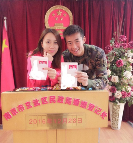 北京时间12月28日,中国男子网球名将张择在微博晒出了一组结婚证
