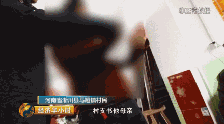 在记者的要求之下，村民们将记者带到了马蹬镇黄庄村的一条街上，指着马路对面的门市房告诉记者，这个拿低保的是村支书石新房的母亲，他们家开着卖水泥的生意。