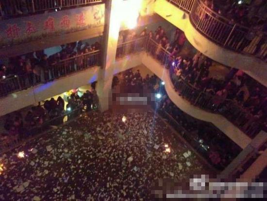 采访中,普集中学一名学生告诉华商报记者,他们学校每年都有班庆,今年高一的学生按照惯例,布置教室并购买了零食准备庆祝元旦。然而,一切准备就绪后,学生们突然接到老师的通知,学校禁止举办晚会。此举引起学生的不满,学生抗议无果后,晚自习期间近千名聚集在教学楼过道齐呼校长曹某的名字,还有一些学生点燃书本扔到楼下。