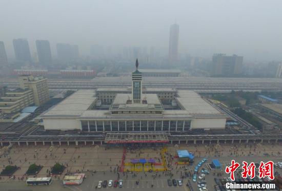 1月2日,湖南长沙火车站被雾霾笼罩。据湖南省环境保护厅监测数据,当日10时,湖南市州空气质量出现不同程度的污染,长沙、常德、张家界等6市PM2.5浓度超过150微克/立方米,达到重度污染。图为被雾霾笼罩的长沙火车站。 杨华峰 摄