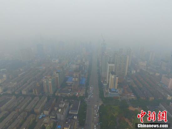 1月2日,湖南长沙火车站被雾霾笼罩。据湖南省环境保护厅监测数据,当日10时,湖南市州空气质量出现不同程度的污染,长沙、常德、张家界等6市PM2.5浓度超过150微克/立方米,达到重度污染。 杨华峰 摄