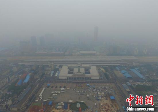 1月2日,湖南长沙火车站被雾霾笼罩。据湖南省环境保护厅监测数据,当日10时,湖南市州空气质量出现不同程度的污染,长沙、常德、张家界等6市PM2.5浓度超过150微克/立方米,达到重度污染。图为被雾霾笼罩的长沙火车站。 杨华峰 摄