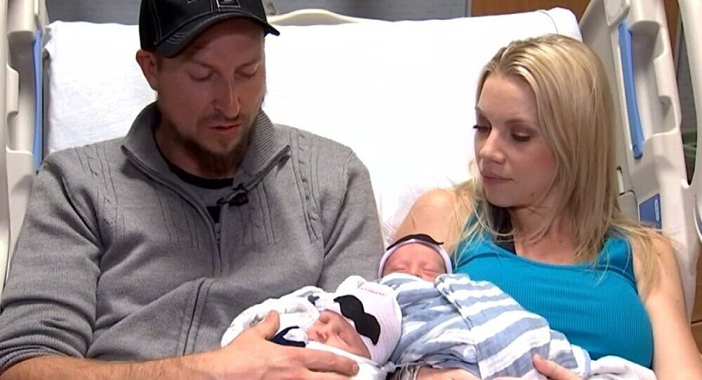 【环球网报道 记者 朱佩】据俄罗斯卫星新闻网1月3日援引美国有线电视新闻网(CNN)消息称,双胞胎索耶(Sawyer)和埃弗里特(Everett)出生在美国亚利桑那州,出生时间仅差几分种,但却生在了不同年份。