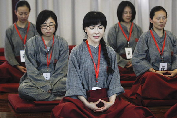 上海玉佛寺,参加二日禅修课程的学员正在打坐入定澎湃资料