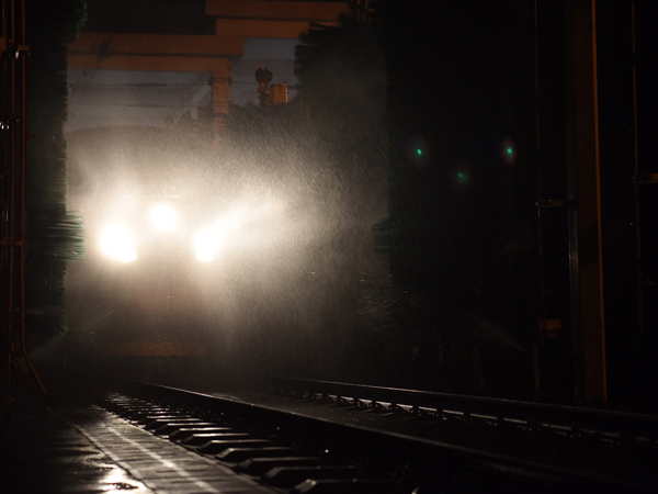 列车匀速开过专业的自动洗车道。 本文图片均为澎湃新闻见习记者 刘嘉炜 图