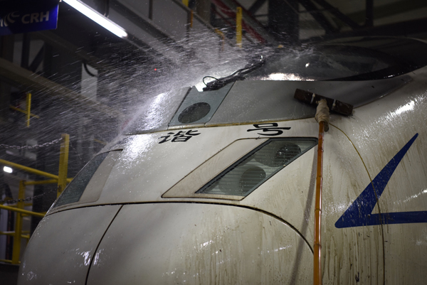 专人操作洗车系统进行初步清洗。