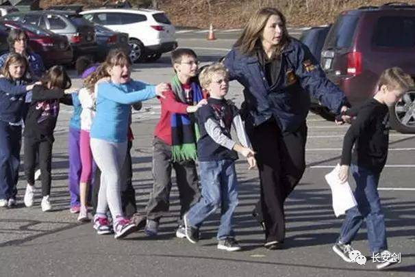 ͼ20121214գλڿҸݵɣϺСѧǹ¼26а206-7ѧ֤ʵΪһ20ӣɱԼĸ׺Я3֧ǹѧУѪϴУ԰