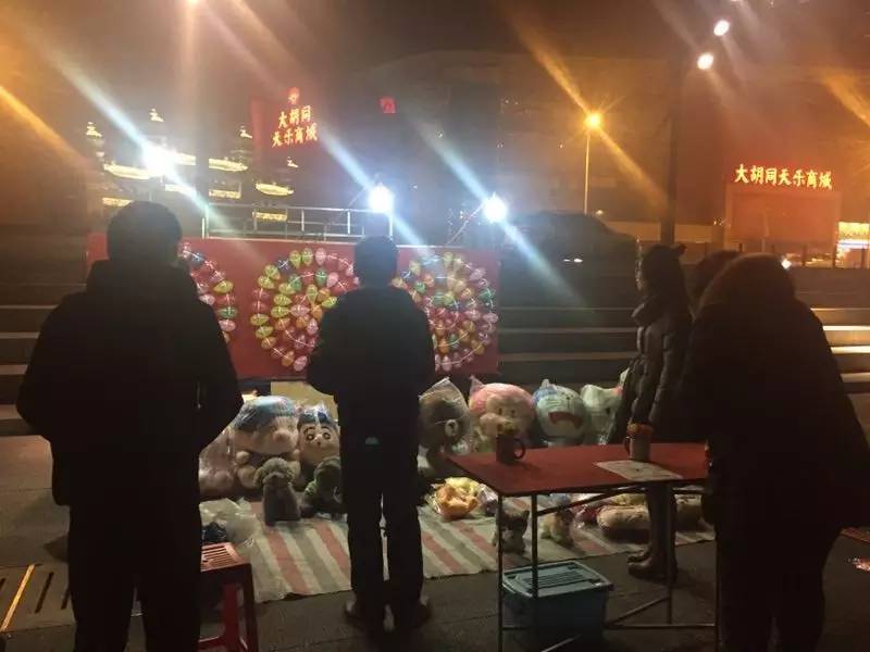 1月2日晚,赵辉父母在“老地方”摆摊,气枪换成了飞镖。新京报记者孙瑞丽 摄文|新京报记者孙瑞丽 实习生 赵明编辑 | 胡杰