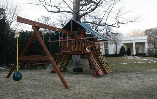 这个秋千架带有秋千、爬绳、滑梯和小木屋,堪称一个迷你儿童游乐场。