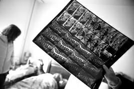 华商报讯(记者 李琳)昨日,77岁的市民张老太太说,2016年12月28日,她买菜路过文昌门外因洒水路面作业结冰摔倒,导致胸椎骨折。张老太太和其家属认为洒水单位应担责。