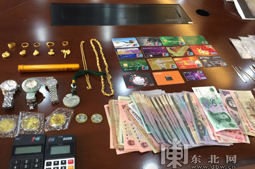 警方起获的大量赃物。