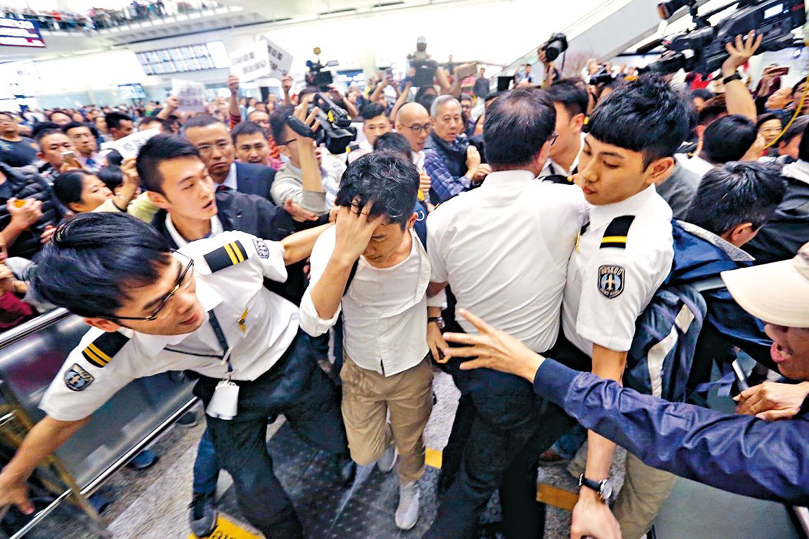 港澳台 消息指出,被捕两人正是昨日曾一度被捕的两人,当时是因为
